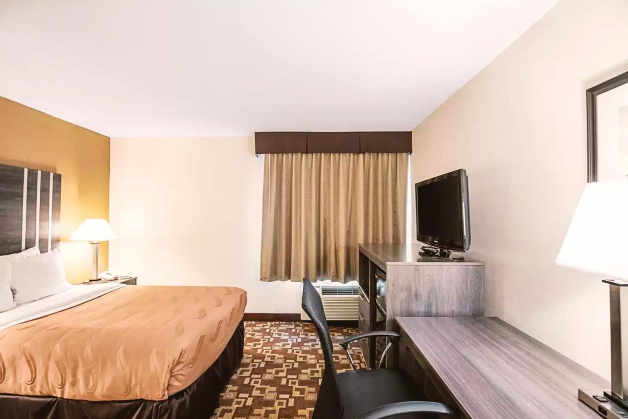 Norwood Inn & Suites Milwaukee Butler Eksteriør bilde