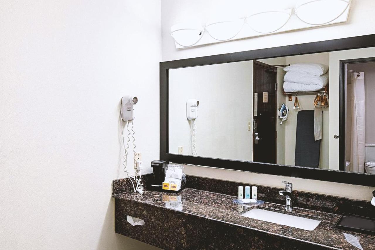Norwood Inn & Suites Milwaukee Butler Eksteriør bilde