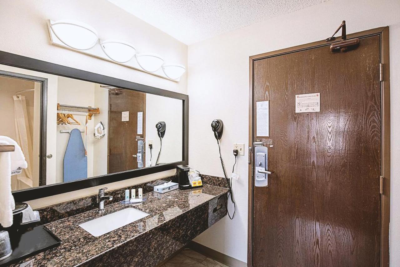 Norwood Inn & Suites Milwaukee Butler Eksteriør bilde