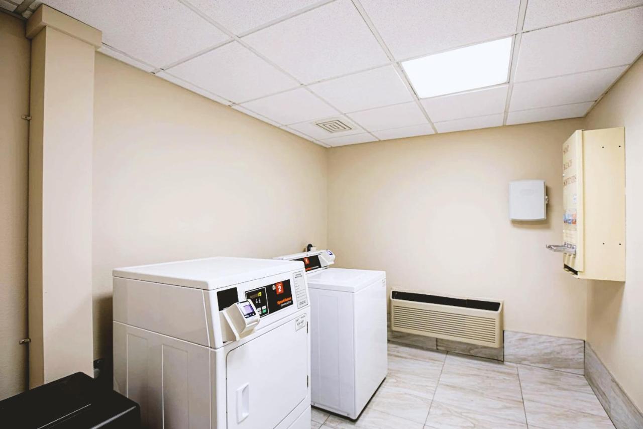 Norwood Inn & Suites Milwaukee Butler Eksteriør bilde