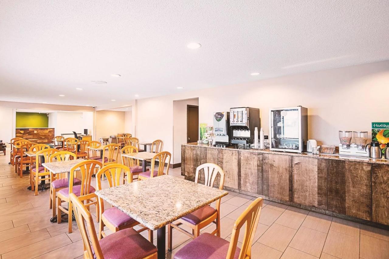 Norwood Inn & Suites Milwaukee Butler Eksteriør bilde