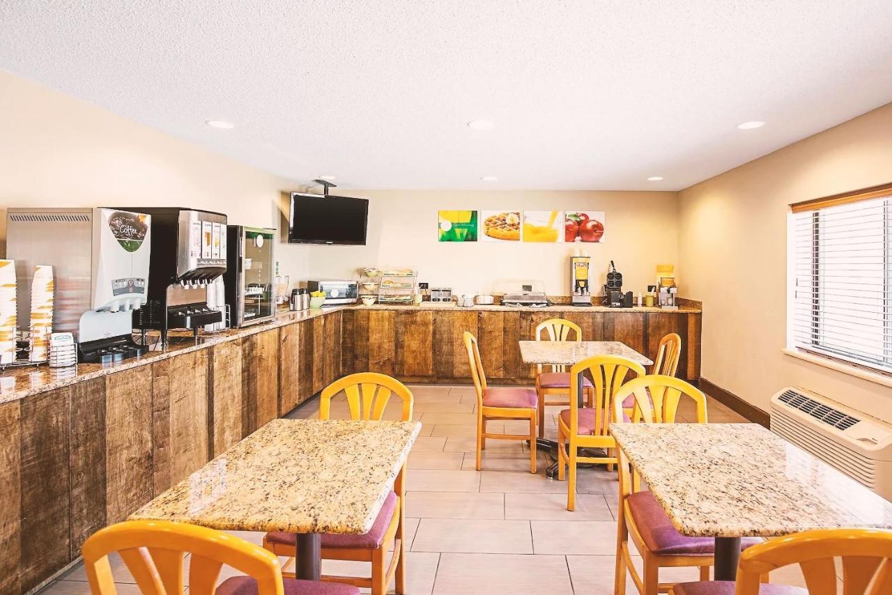 Norwood Inn & Suites Milwaukee Butler Eksteriør bilde