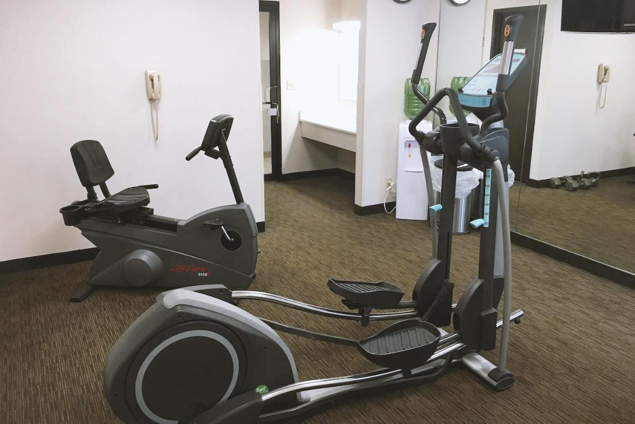 Norwood Inn & Suites Milwaukee Butler Eksteriør bilde