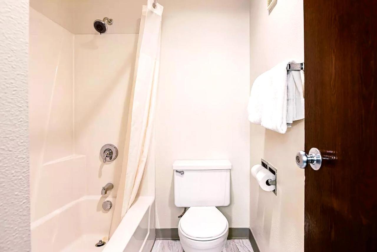 Norwood Inn & Suites Milwaukee Butler Eksteriør bilde